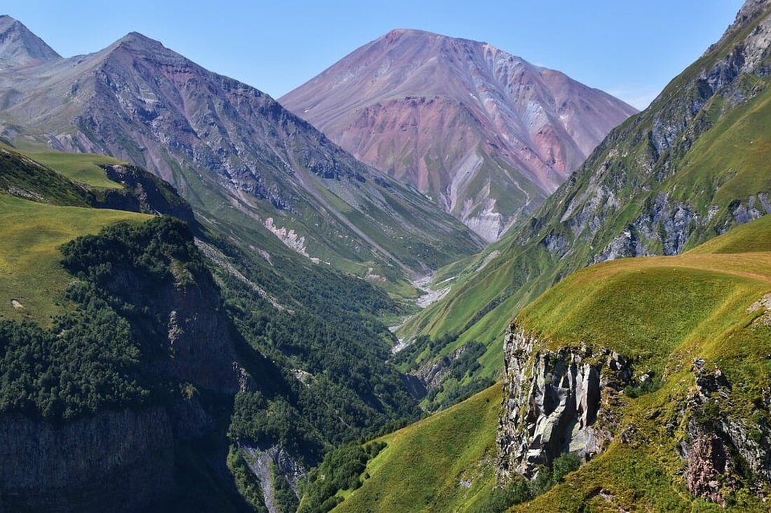 In Gudauri, Georgien, wurden zwölf Menschen tot aufgefunden, darunter 11 Inder. Ermittlungen zu möglichem fahrlässigem Totschlag laufen. Das Resort wird zunehmend von Touristen besucht.