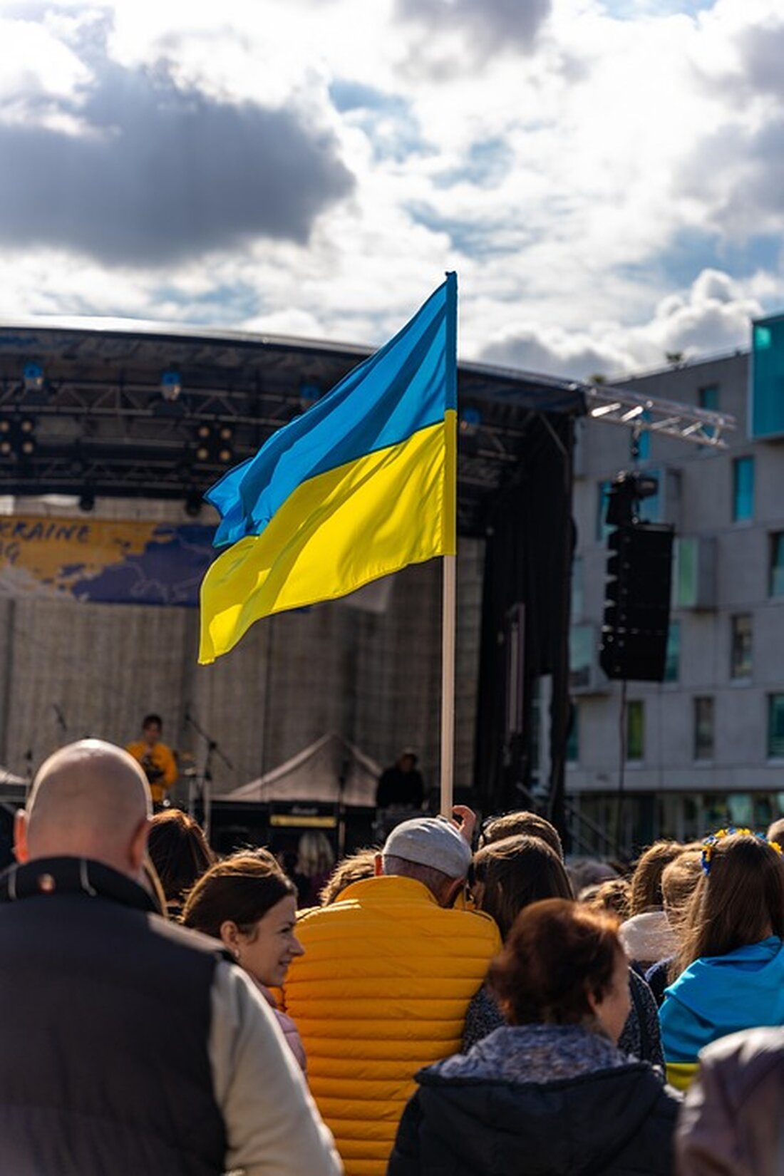 Ukrainische Drohnen griffen Moskau vor dem Militärumzug an, während Xi Jinping und andere Weltführer zur Feier des Sieges über Nazi-Deutschland erwartet werden. Keine schweren Schäden berichtet.