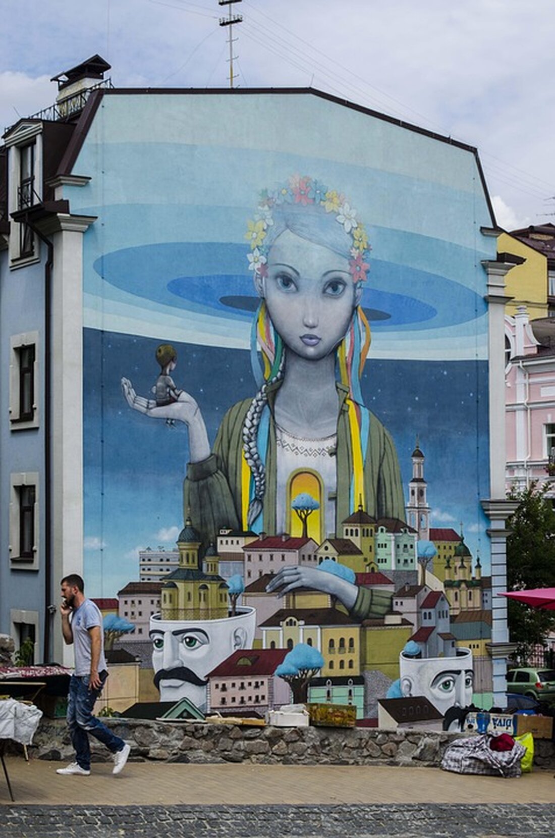 Ein ukrainischer Feuerwehrmann verliert bei einem russischen Drohnenangriff in Pryluky seine Frau, Tochter und Enkel. Diese Tragödie trifft die Stadt schwer. Mehr dazu in unserem Artikel.