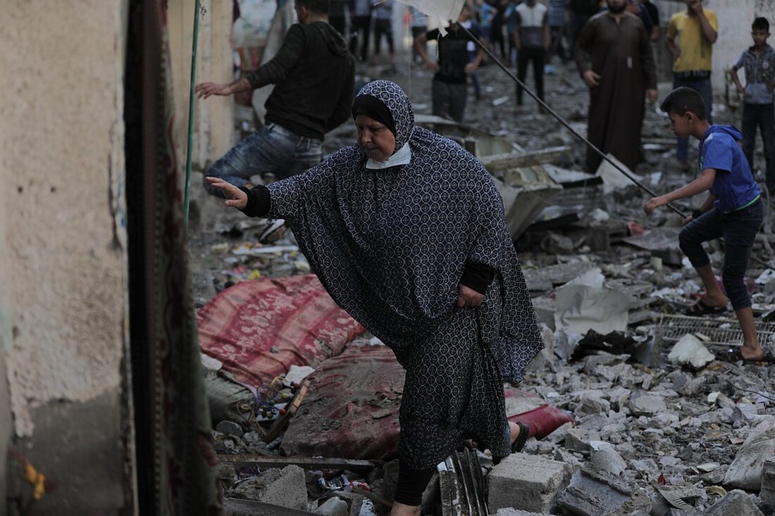 Mindestens 20 Menschen starben bei einer Massenpanik in Gaza, während Hilfsgüter verteilt wurden. Die umstrittene Gaza Humanitarian Foundation und ihre Sicherheitskräfte sind im Fokus der Verantwortung.