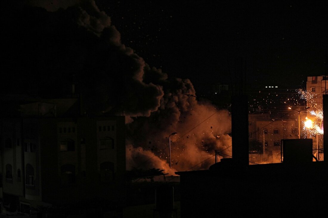 Mindestens 73 Menschen wurden am Sonntag in Gaza durch israelisches Feuer getötet, während sie Hilfe suchten. Die Situation verschärft sich, da Angriffe auf Zivilisten zunehmen.