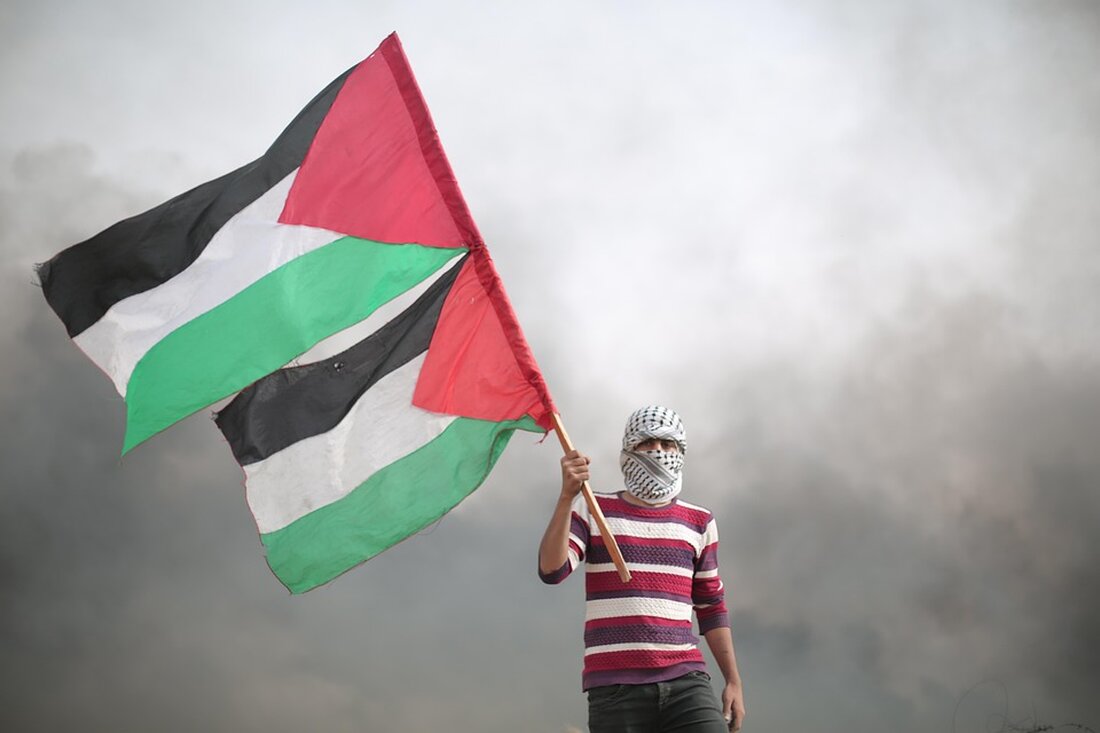 Fast 80 Hilfstransporter wurden in Gaza geplündert, während die Hungerkrise sich verschärft. Die UN warnt vor einer drohenden Hungersnot und fordert sofortige humanitäre Hilfe. 