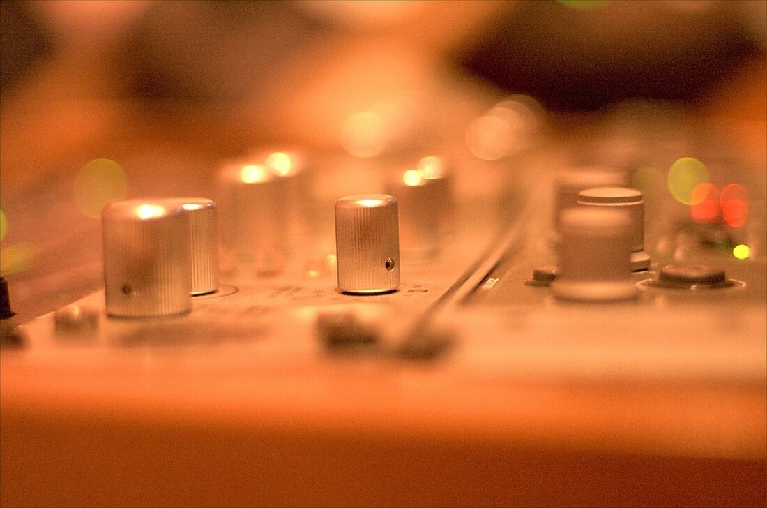 Erleben Sie ein besinnliches Adventkonzert in Gmunden! Der Kiwanis Club lädt am 8. Dezember zur musikalischen Einstimmung mit dem Stelzhamerchor und einem Krippenspiel, um bedürftige Familien zu unterstützen.