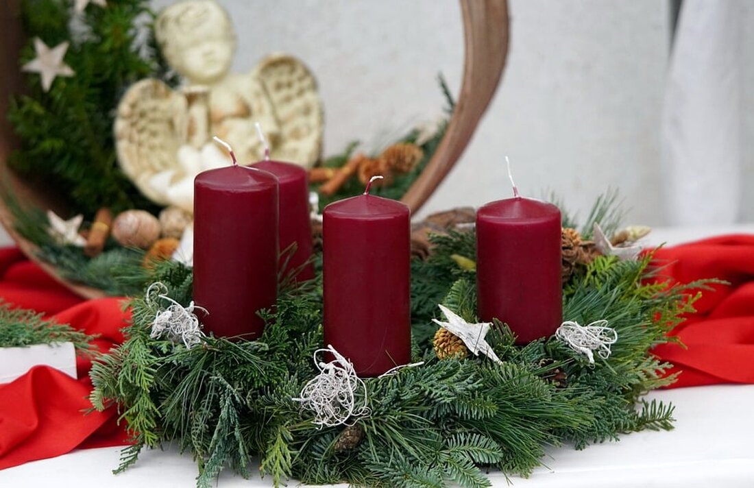 Erfahren Sie mehr über den traditionellen Adventkranz der Diakoniewerkstatt in Oberneukirchen, präsentiert von Bürgermeister Josef Rathgeb und weiteren wichtigen Akteuren der Gemeinde.