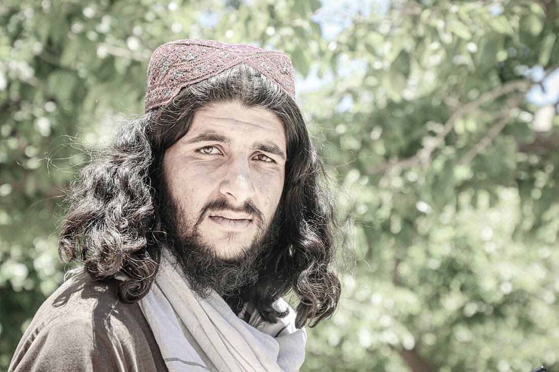 Nila Ibrahimi, eine 17-jährige Afghanin, gewinnt den Internationalen Kinderfriedenspreis für ihren Mut im Einsatz für die Rechte von Mädchen in Afghanistan. Ihre Kampagne "IAmMySong" inspiriert weltweit.