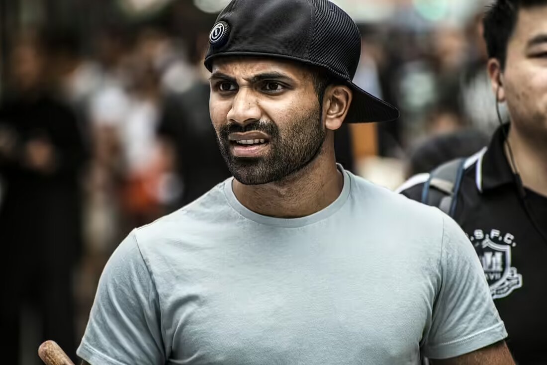 Eine 54-jährige Frau drohte einem Geschäftsmann mit dem Tod und attackierte Beamte, die ihre Identität feststellen wollten. Bei der Festnahme wies sie 2,14 Promille auf. Lesen Sie mehr über den Vorfall.