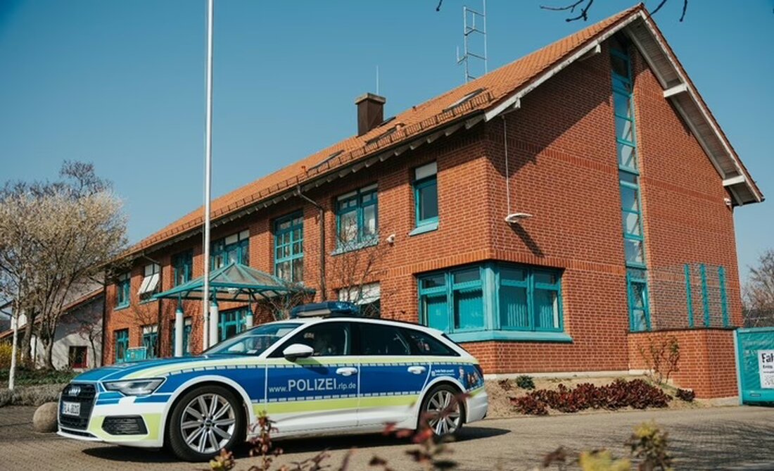 Eine 61-jährige Frau rammt in Edesheim mit 2,86 Promille einen PKW und muss ihren Führerschein abgeben. Strafverfahren eingeleitet.