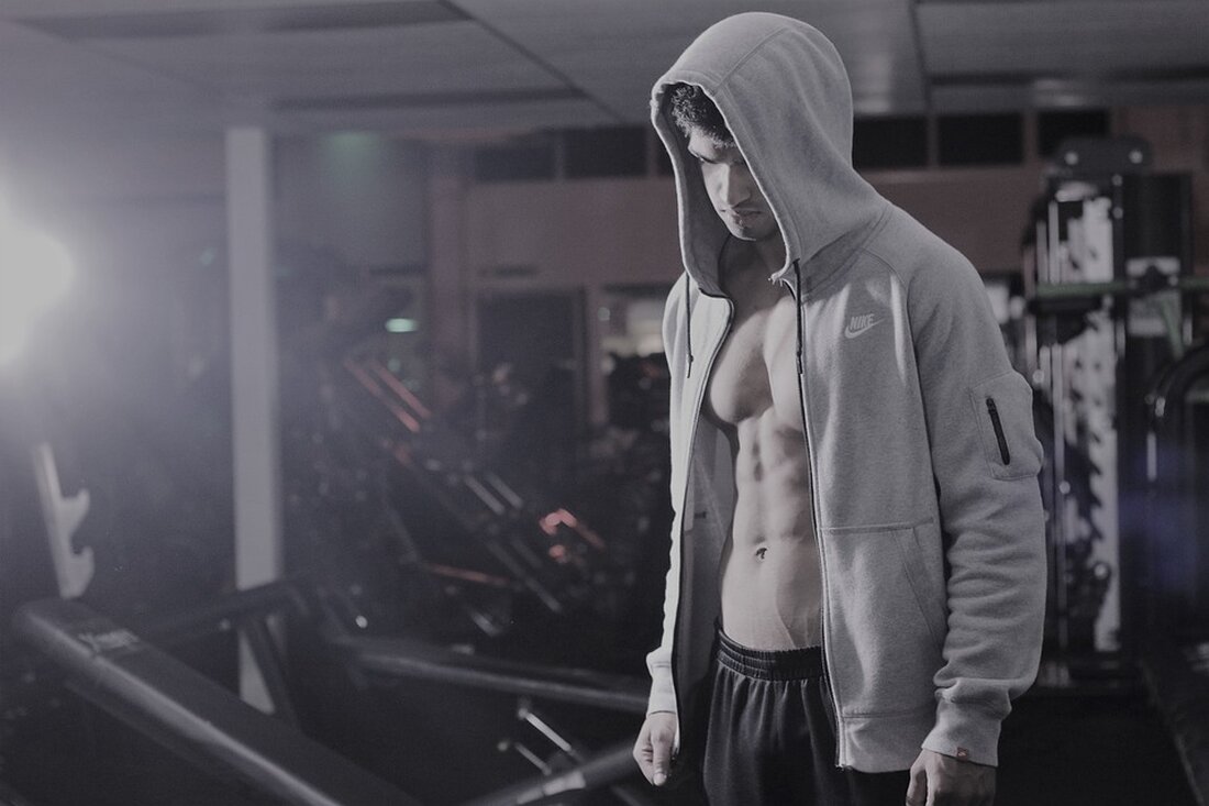 Andreas Ofner aus Voitsberg sichert sich mit seinem Sieg in Mailand die IFBB-Profikarte. Im Herbst 2025 startet er bei "Mister Olympia". Erfahren Sie mehr über seinen beeindruckenden Weg!