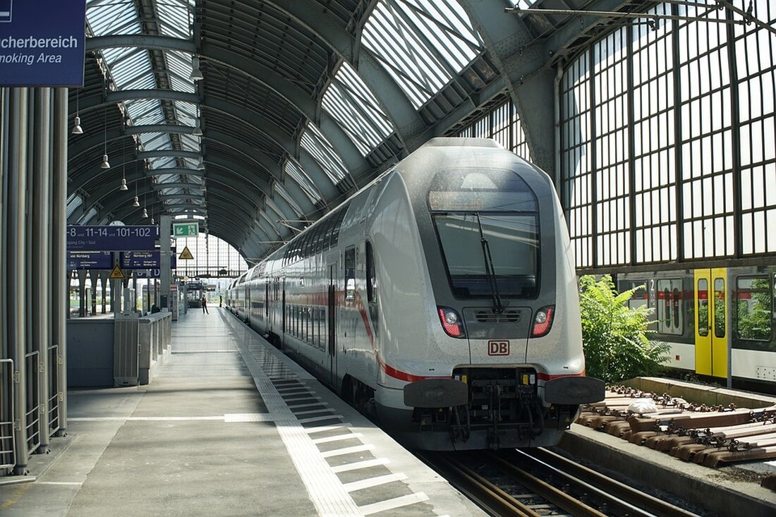 Ein Castor-Transport mit hochradioaktiven Abfällen aus Frankreich rollt durch das Saarland auf dem Weg nach Philippsburg. Sicherheitskräfte begleiten die Aktion. Erfahren Sie mehr über den Transport.