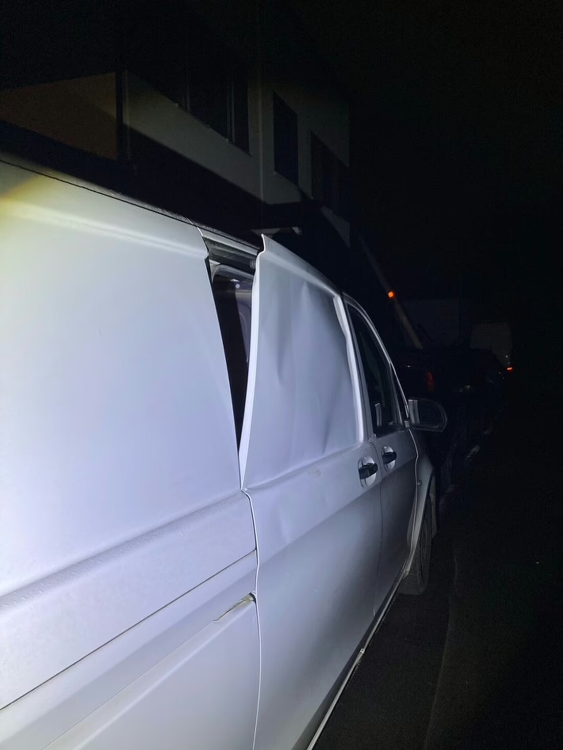 Unbekannte Täter brachen in Hagen mehrere Firmenfahrzeuge auf. Zeugen werden dringend gebeten sich zu melden.