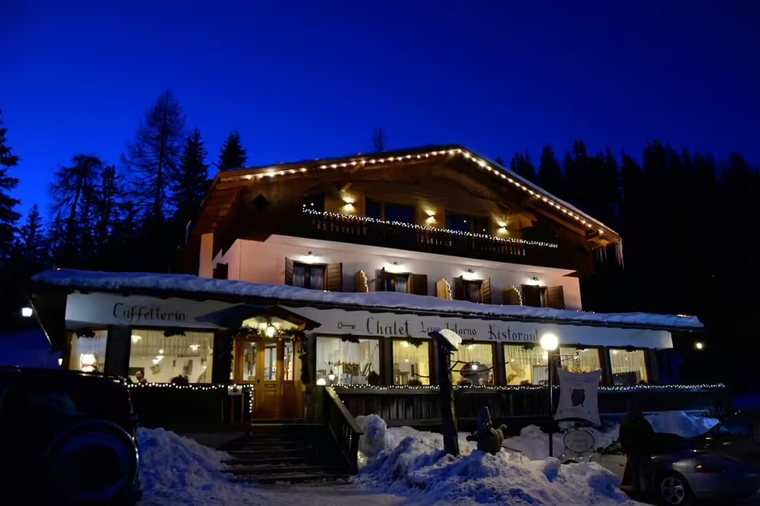 Am Dienstagvormittag kam es in Weiz zu einem Auffahrunfall, bei dem drei Personen, darunter eine schwerverletzte 21-Jährige, betroffen waren. Rettungshubschrauber und Feuerwehr im Einsatz.