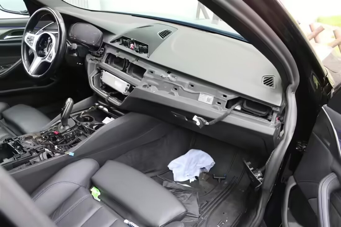 Unbekannte Täter entwendeten am 10.11. in Bergisch Gladbach die Mittelkonsole eines BMW. Polizei sucht Zeugen.