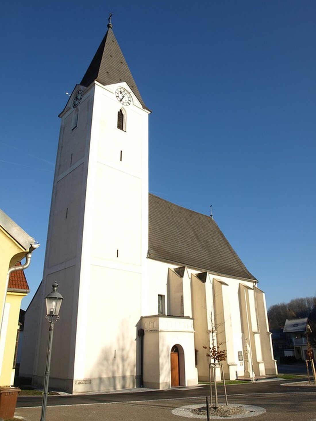 Berufsfeuerwehr Klagenfurt verhinderte Schlimmeres bei Balkonbrand in St. Ruprecht. Glücklicherweise blieben andere Wohnungen unbeschädigt. Ein Appell zur Vorsicht in der Adventszeit.
