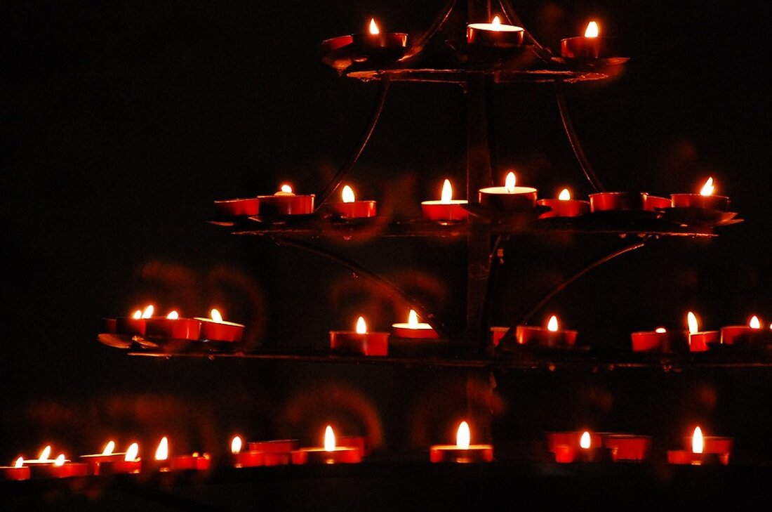Am 1. Advent wurde der "Baum der Erinnerung" in Klagenfurt geschmückt. Hunderte kamen zusammen, um ihrer Sternenkinder zu gedenken und ein starkes Zeichen der Hoffnung und Gemeinschaft zu setzen.