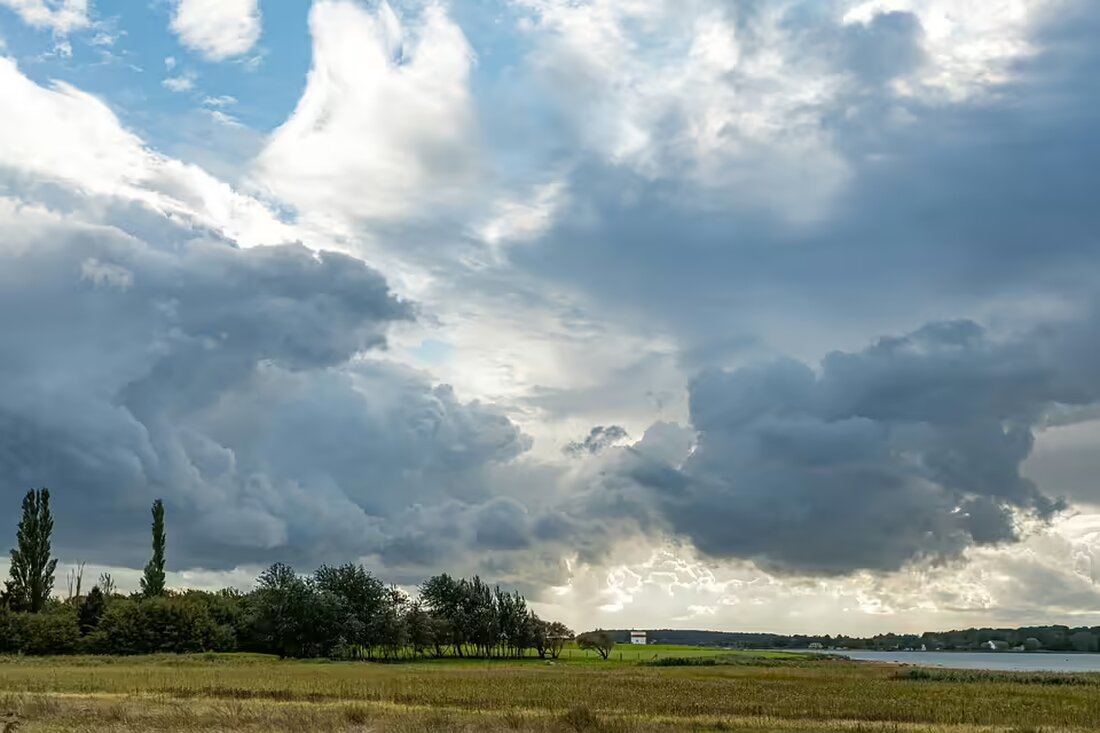 Im Landesgericht St. Pölten muss sich ein 33-Jähriger verantworten, der seine Freundin mit einem Küchenmesser bedroht haben soll. Detailreiche Berichterstattung zu den Vorwürfen und dem Gerichtsverfahren.