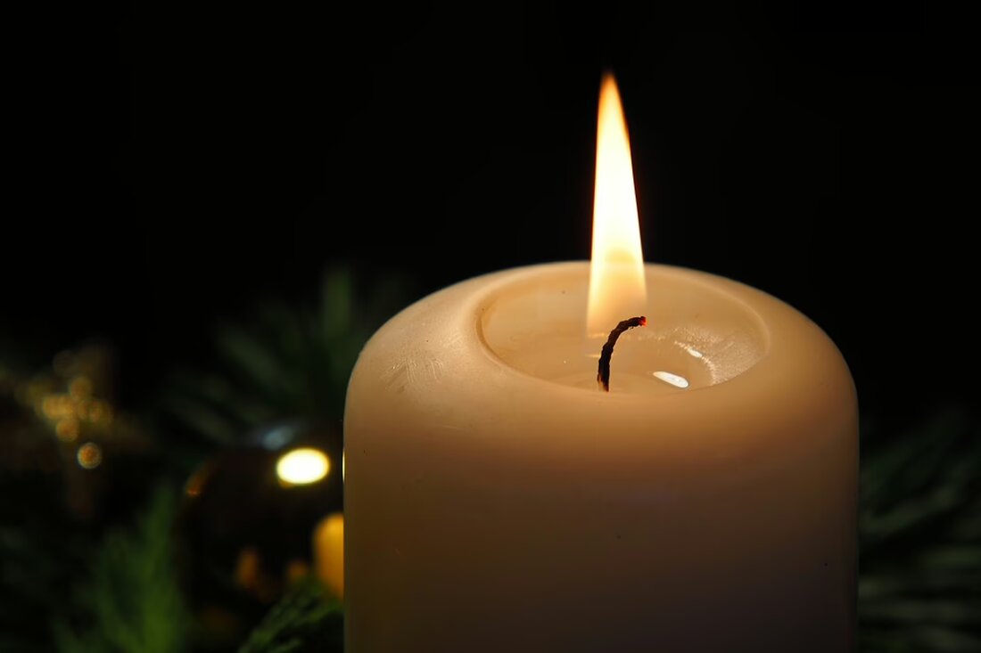 Erleben Sie eine festliche Lesung mit der Schauspielerin Julia Ribbeck am 18. Dezember um 19 Uhr bei Optik Kroboth in Perg. Tauchen Sie ein in die Vorfreude auf Weihnachten!