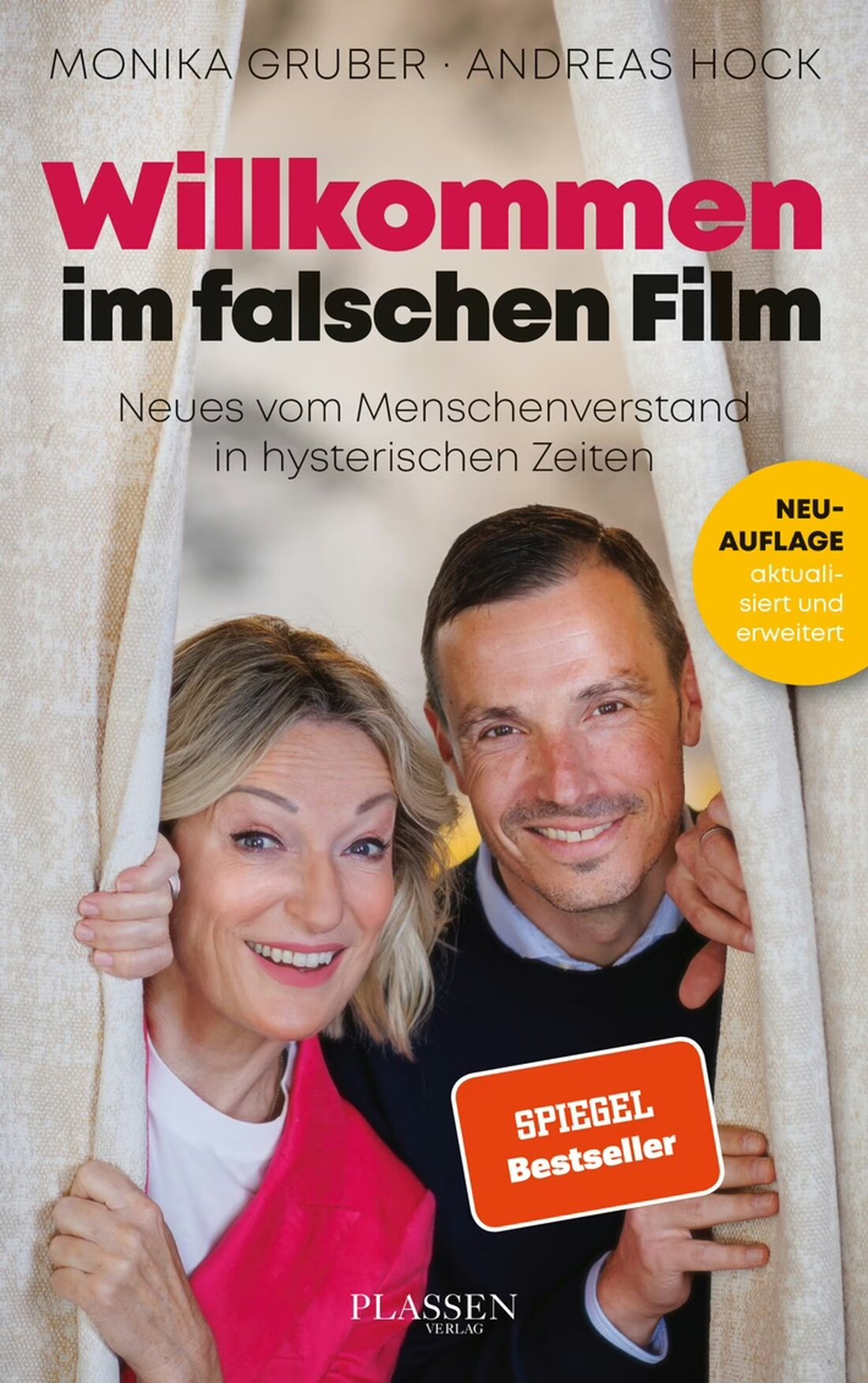 Der Bestseller "Willkommen im falschen Film" von Monika Gruber und Andreas Hock erscheint am 21.11.2024 neuaufgelegt und ergänzt.