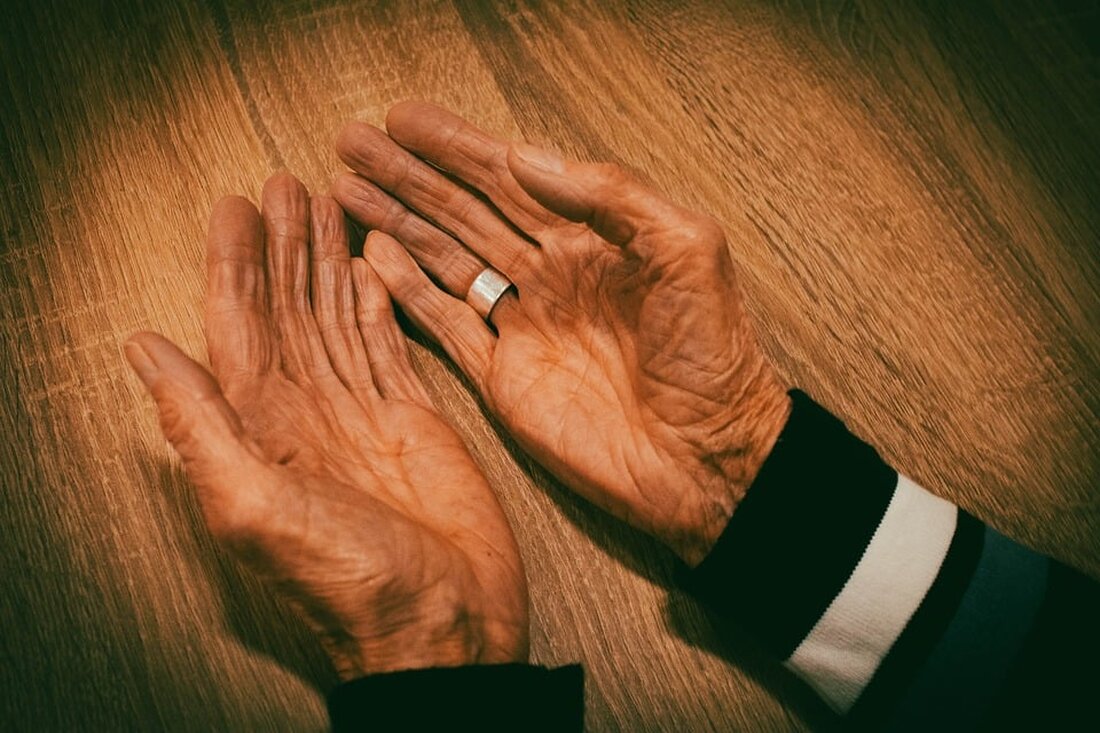 Ein 55-jähriger Kärntner wurde von Betrügern abgezockt, die sich als sein Sohn ausgaben und Geld für ein defektes Handy forderten. Auch ein 73-Jähriger fiel auf einen Anlagebetrug herein.