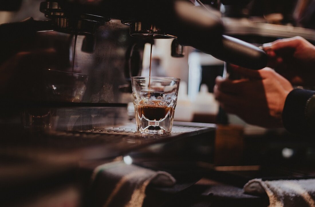 Manuel Kopper-Zisser aus Bregenz gewinnt den Staatsmeistertitel bei der Coffee Barista Championship 2024. Entdecken Sie seine kreative Kaffeekreation und die Erfolgsgeschichte des jungen Baristas!