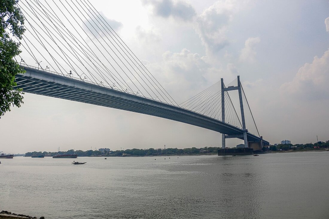 Die Brücke über die Melk in Zelking-Matzleinsdorf ist nach Hochwasser wieder für den Verkehr freigegeben. Erfahren Sie mehr über die Sanierungskosten und den aktuellen Stand der L 5332.