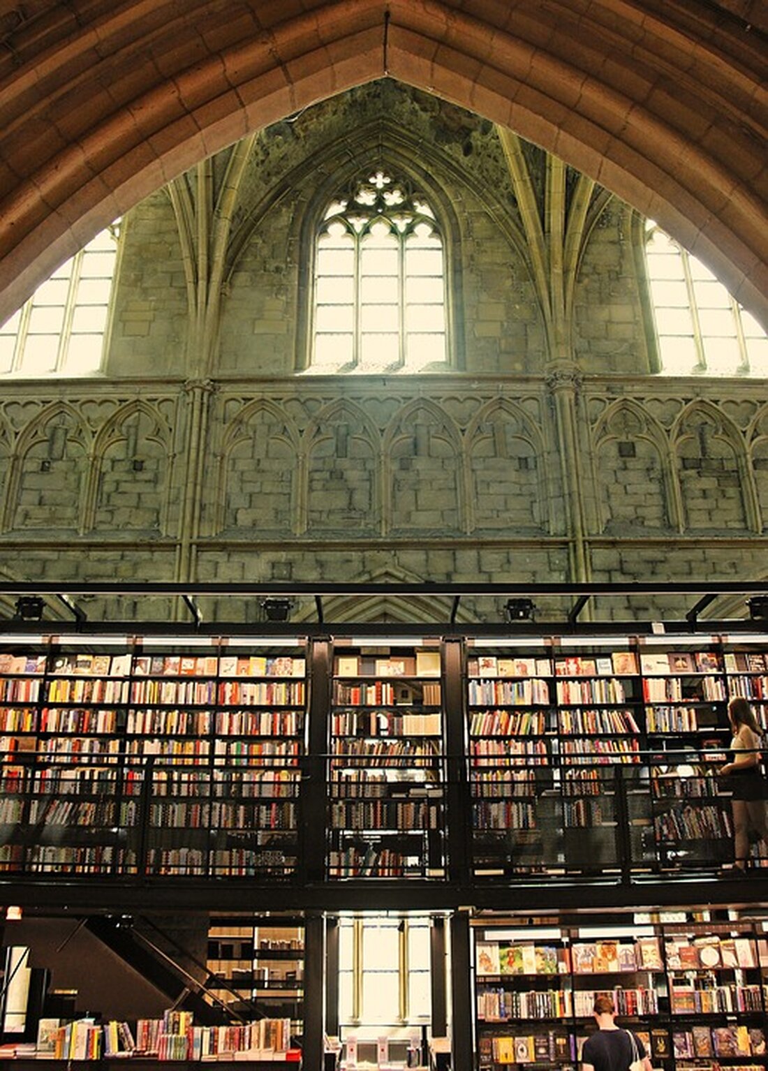 Die Buchhandlung Löffelholz in Neunkirchen diente als authentischer Drehort für die Amazon Prime-Serie „Perfekt verpasst“. Erfahren Sie, wie der Ort in die Kulisse Marburgs integriert wurde.