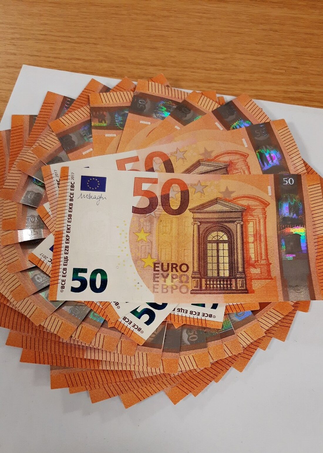 Die Bundespolizei NRW verhinderte einen Falschgeldbetrug am Flughafen Köln Bonn, nachdem sie 1650 EUR in gefälschten Banknoten entdeckte.