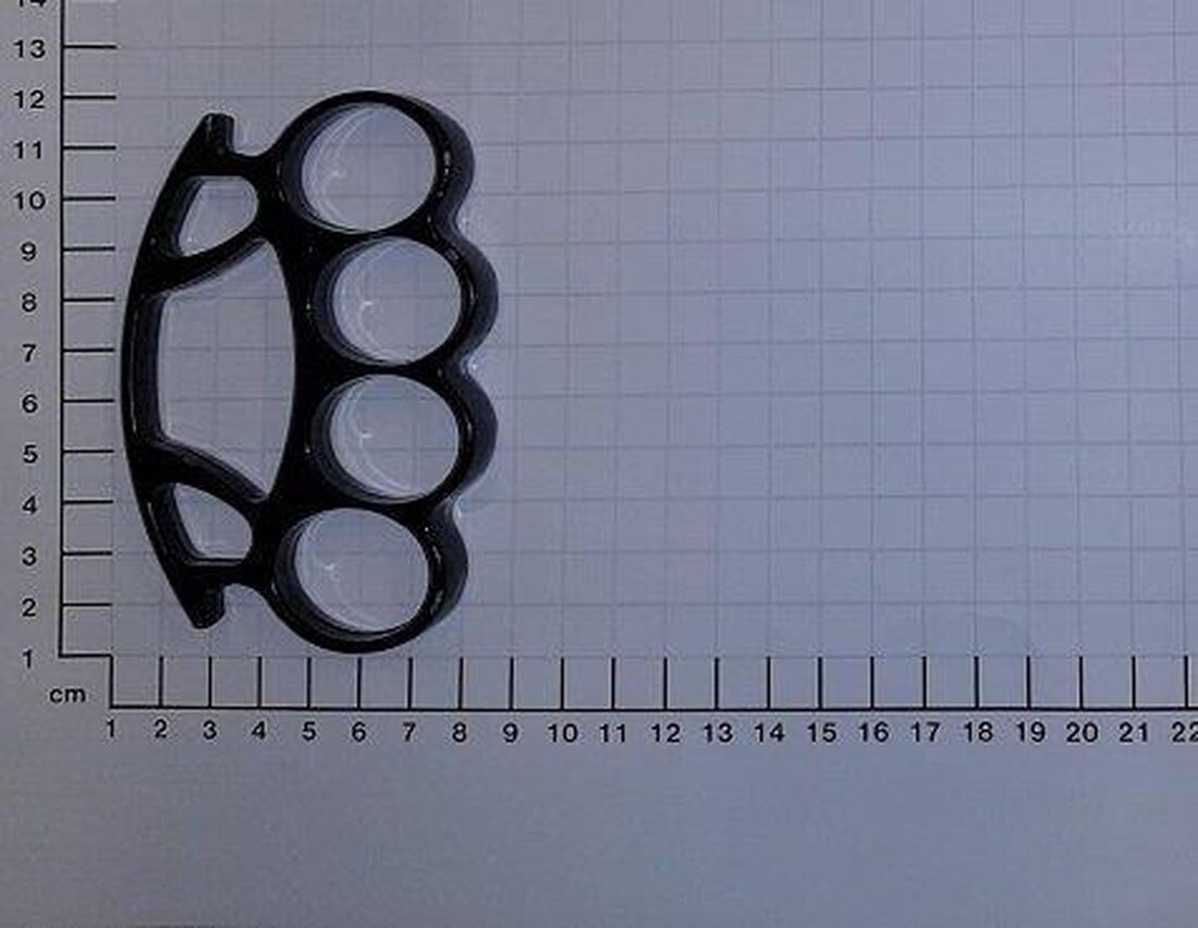 Bei einer Kontrolle im Bielefelder Hauptbahnhof beschlagnahmte die Bundespolizei einen Schlagring von einem 15-Jährigen. Der Besitz ist verboten.