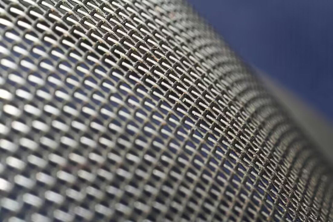 In Neunkirchen wurden mehrere Schüler wegen vermutetem Säureaustritt leicht verletzt. Die Feuerwehr und das Rote Kreuz standen im Einsatz. Zwei Schüler mussten hospitalisiert werden.