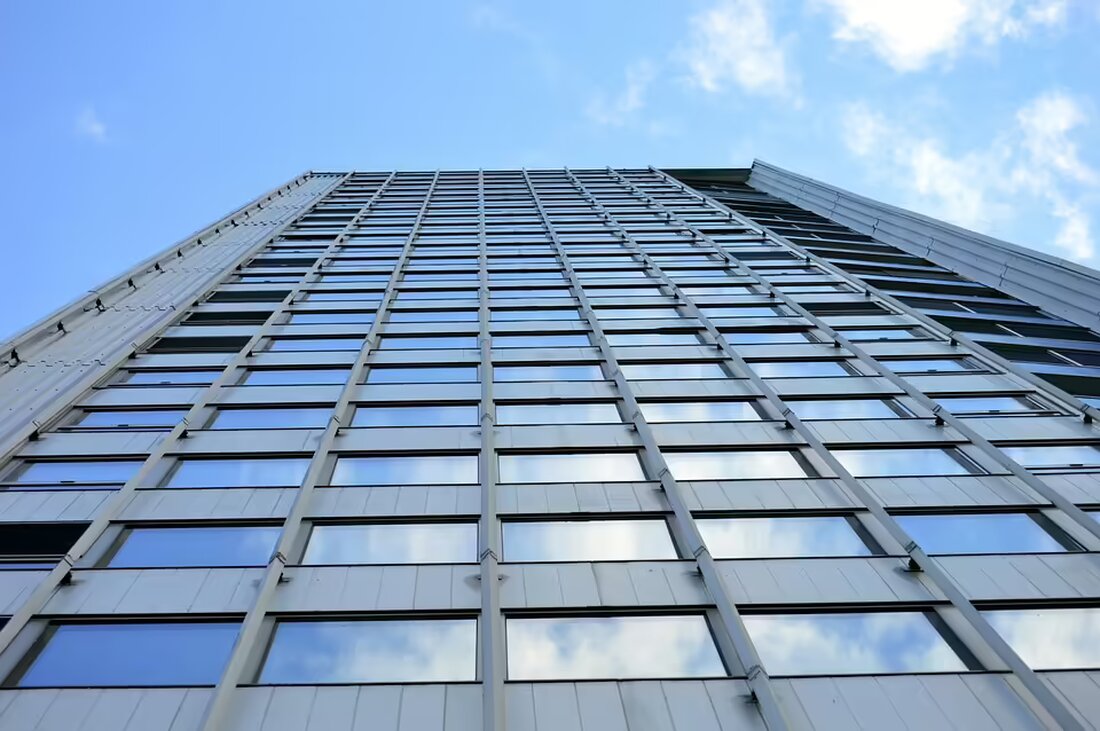 Value One und Strabag feiern die Dachgleiche des Wohnhochhauses „Grünblick“ im Viertel Zwei. 340 nachhaltige Wohnungen und innovative Energiekonzepte bringen urbanen Wohnkomfort nach Wien.