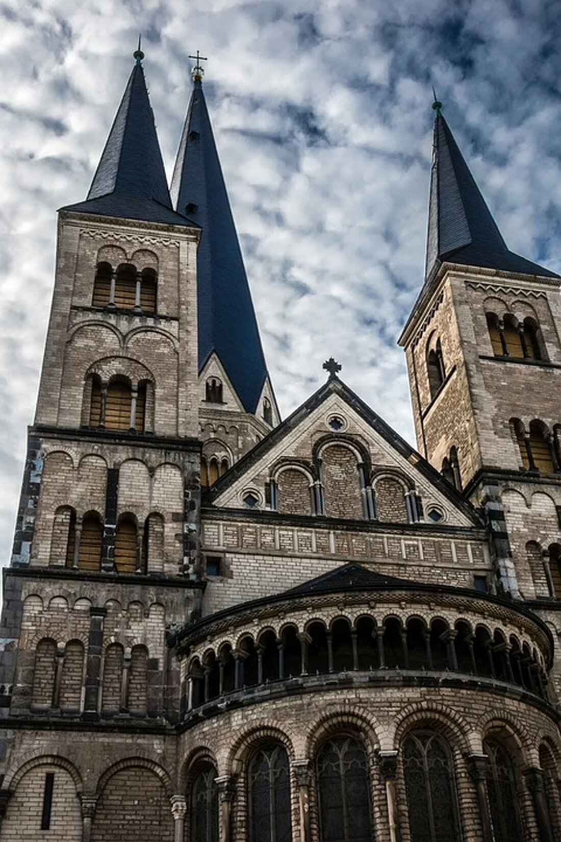 In Bonn Ramersdorf brach am 13.11.2024 ein Dachstuhlbrand aus. Die Feuerwehr kämpfte erfolgreich gegen das Feuer, während die Straße Am Conzberg gesperrt war. Details zum Einsatz hier.