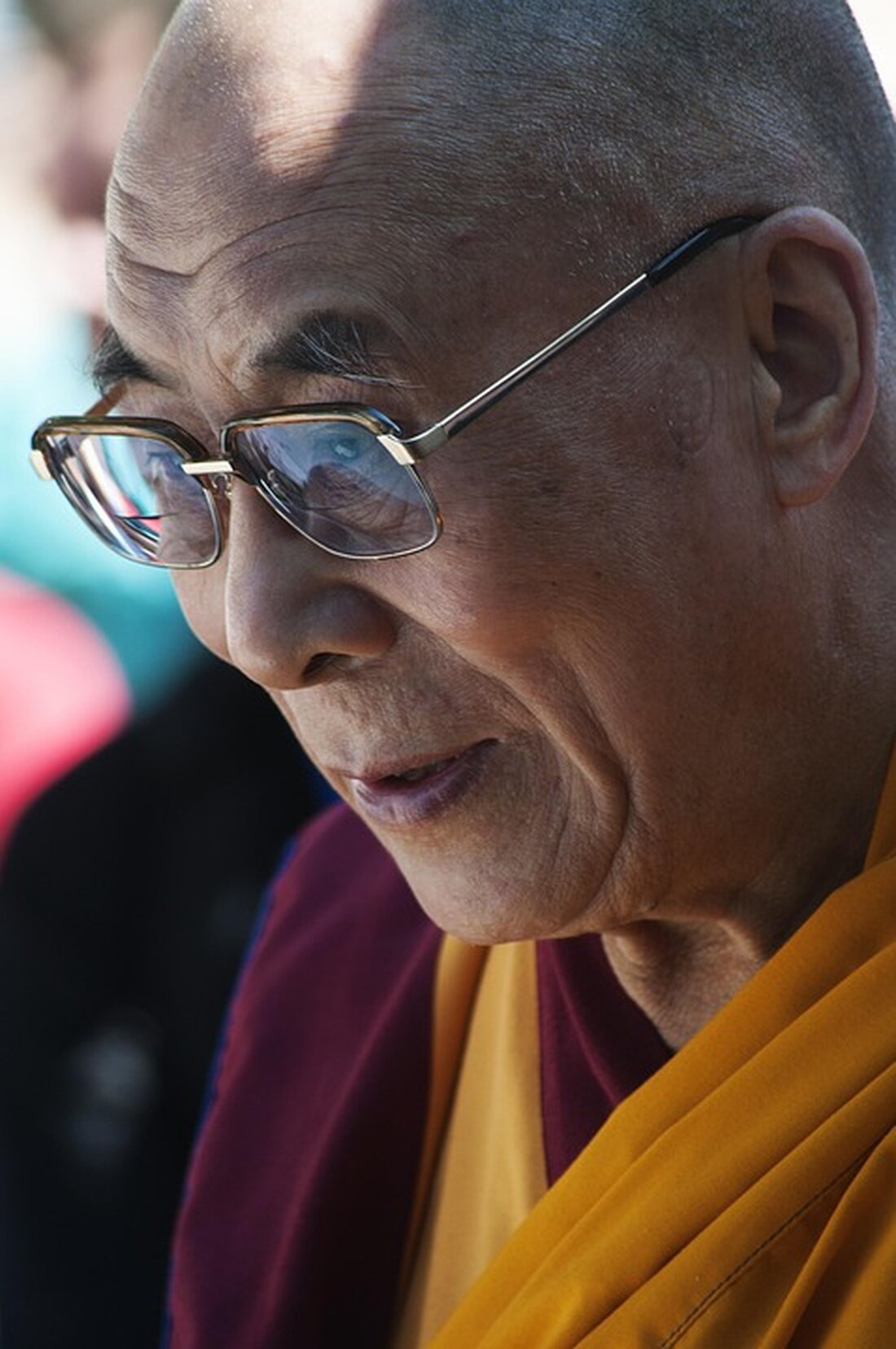 Tausende feierten in Dharamshala den 90. Geburtstag des Dalai Lama, dessen Botschaft von Mitgefühl und Freiheit für Tibet auch in stürmischem Wetter Gehör fand. Ein bedeutendes Ereignis für Tibeter und Unterstützer weltweit.