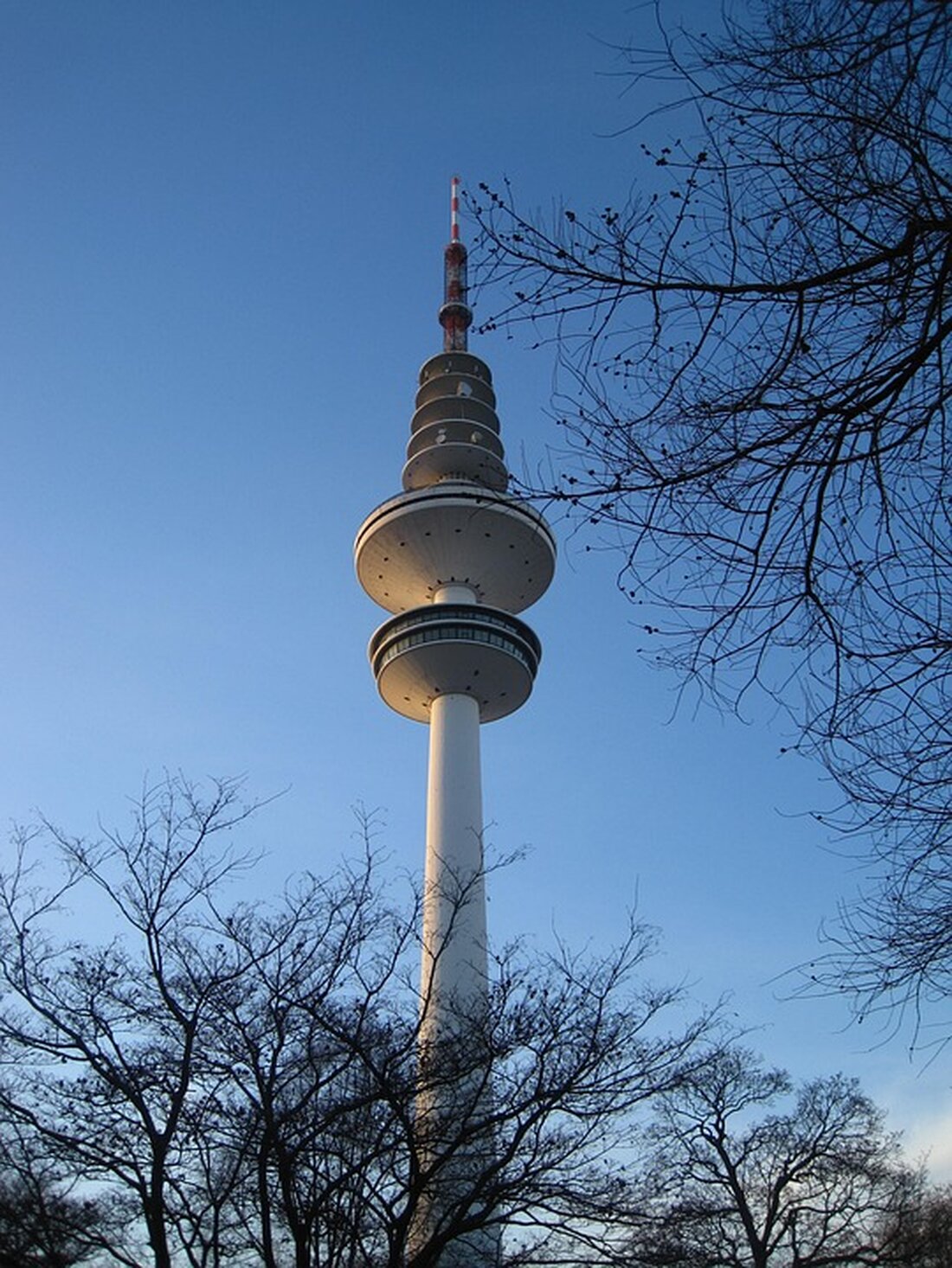 Erleben Sie das Sternschnuppen-Highlight im Dezember! Bis zu 150 Meteore pro Stunde erwarten Sie bei den Geminiden. Alle Infos zur besten Beobachtungszeit und mehr im Artikel.