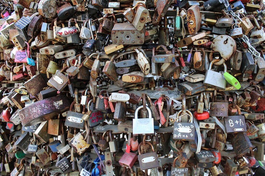 Drei Jahre nach dem tödlichen Schuss während der Dreharbeiten hat der Film „Rust“ seine Premiere gefeiert. Die Veranstaltung wirft Fragen zur Verantwortung und zum Erbe von Halyna Hutchins auf.