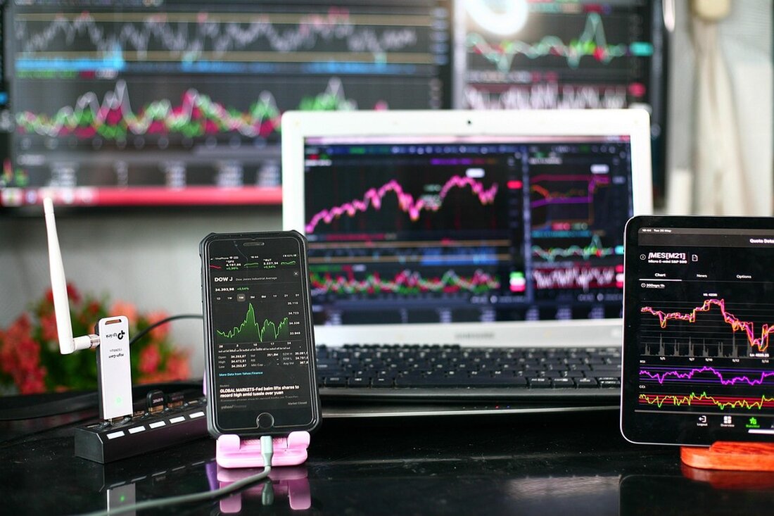 Nach einer unerwarteten Senkung der Zölle durch das Trump-Team und China stiegen die US-Aktienmärkte stark an. Der Dow Jones gewann über 1.100 Punkte und signalisiert eine positive Marktstimmung.