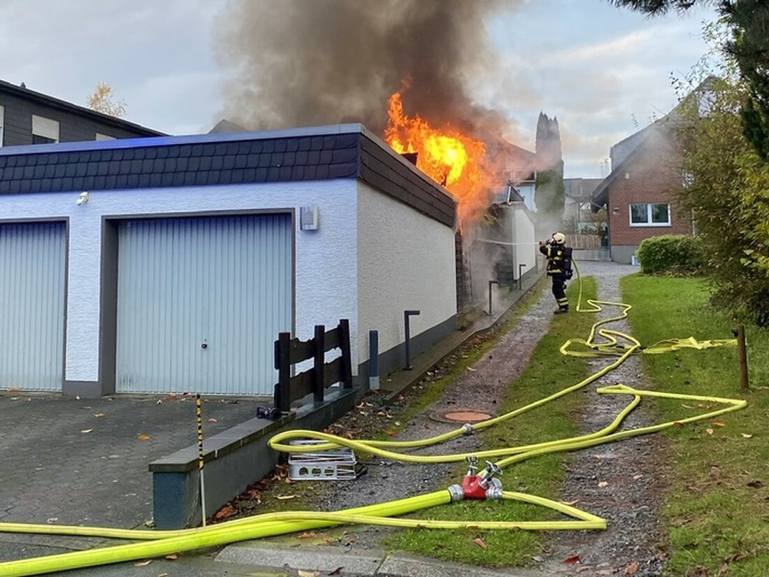 Brennende Gartenhütte an der Oestricher Straße in Iserlohn: 25 Feuerwehrkräfte verhinderten Schlimmeres. Brandursache unklar.
