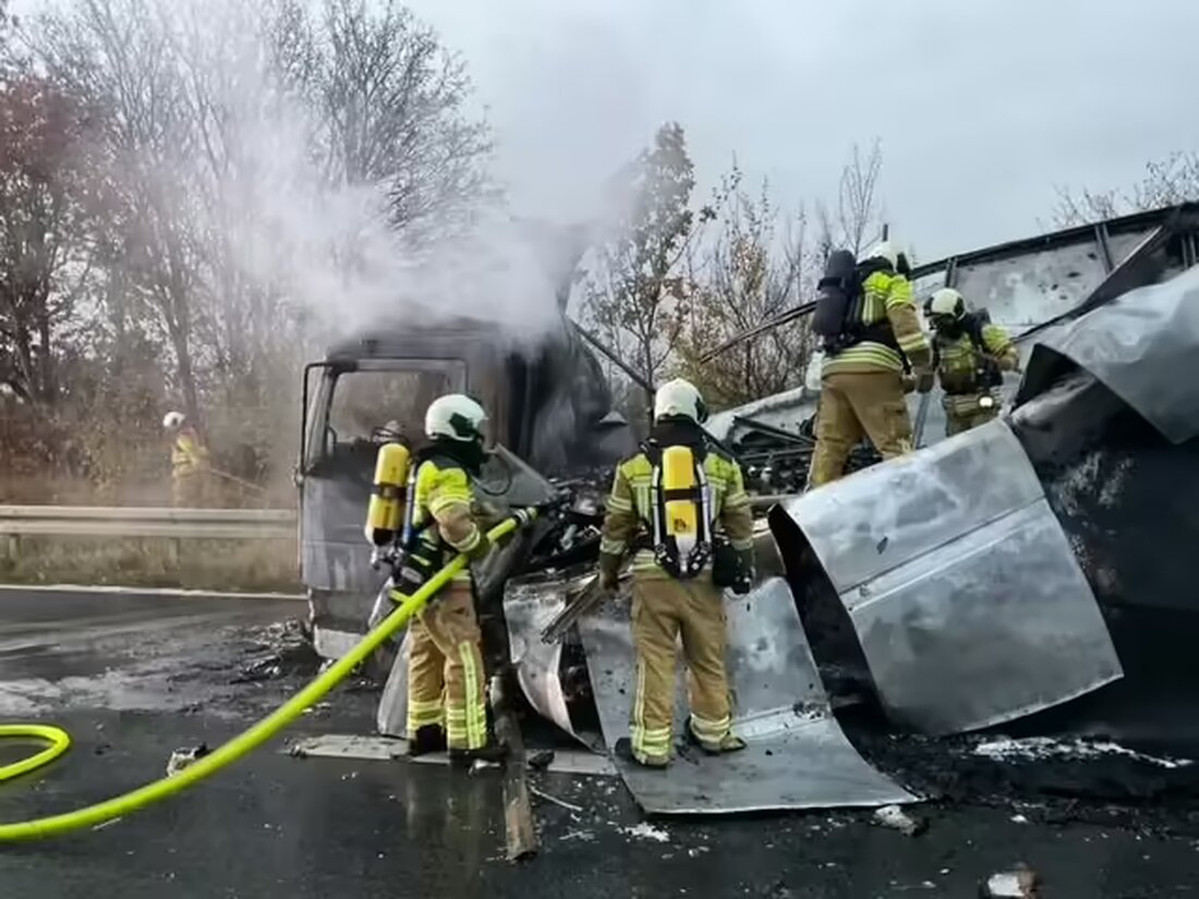 Auf der A4 bei Dresden geriet ein Lkw aufgrund eines technischen Defekts in Brand. Feuerwehr und Rettungsdienst waren im Einsatz.