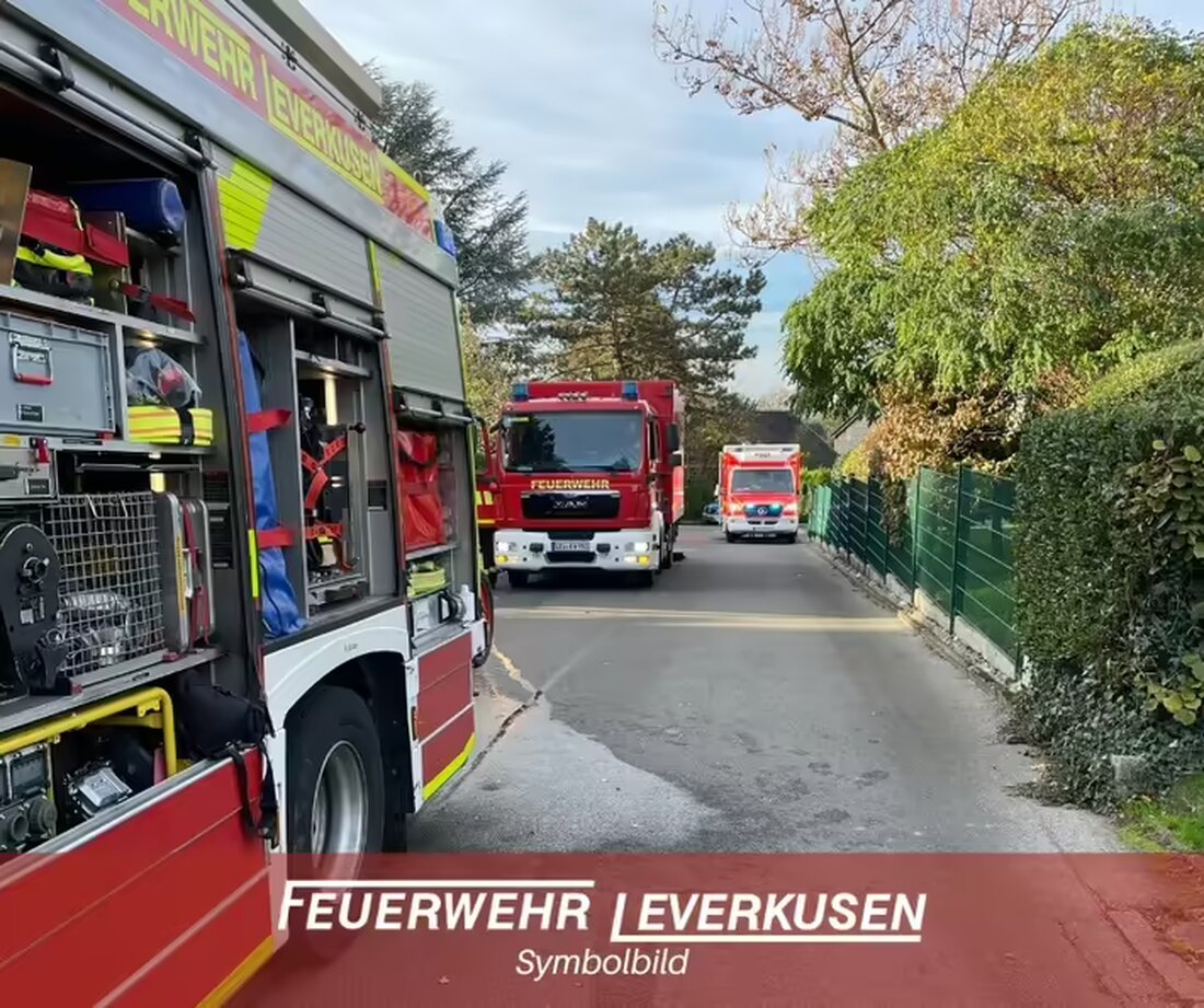 Am 10.11.2024 rettete die Feuerwehr Leverkusen zwei Personen aus einem brennenden Gebäude in Steinbüchel nach raschem Einsatz.
