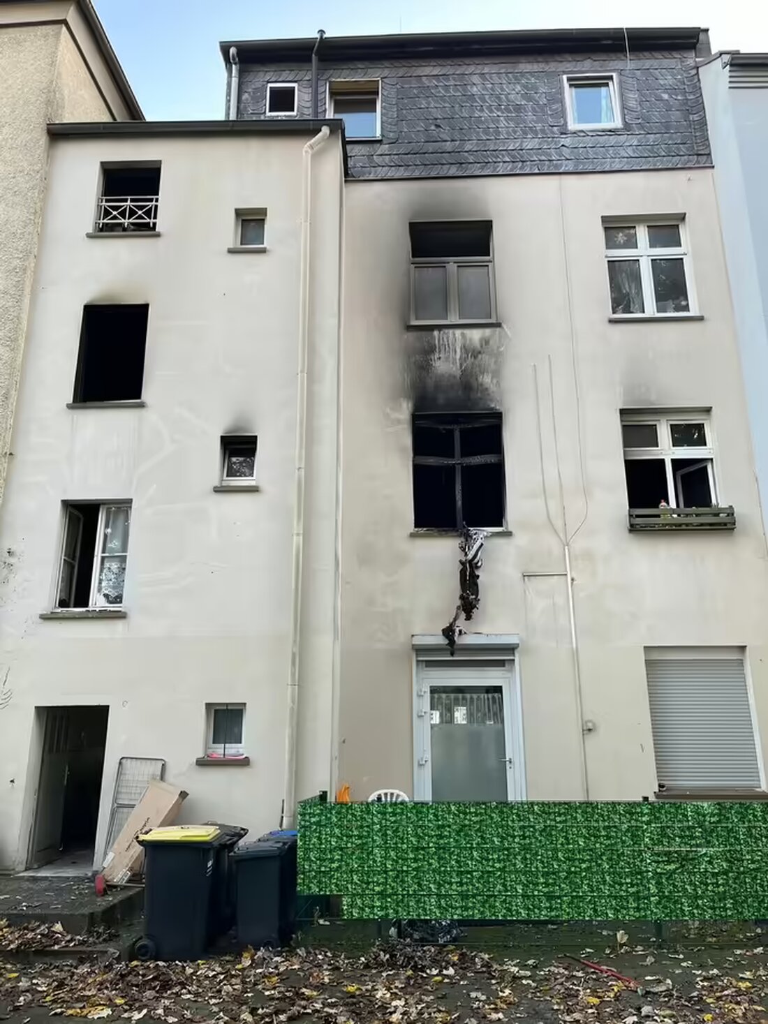 Dramatischer Wohnungsbrand in Essen-Bochold: Feuerwehr rettet mehrere Menschen. Verletzte werden in Kliniken behandelt.