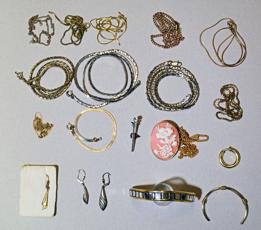 Polizei Varel sucht nach Hinweisen zu Schmuckstücken eines 60-Jährigen, der wegen Diebstahls in Gewahrsam genommen wurde.