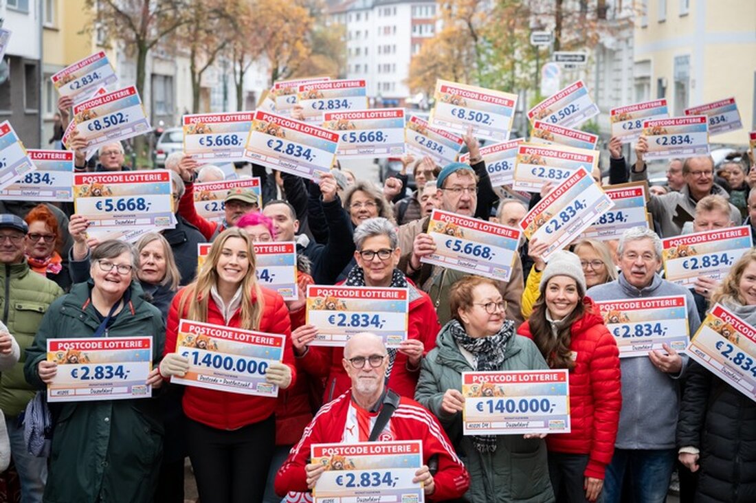 Düsseldorf jubelt: 187 Gewinner der Postcode Lotterie teilen sich 1,4 Millionen Euro. Ein Gewinn für Nachbarn und den guten Zweck.
