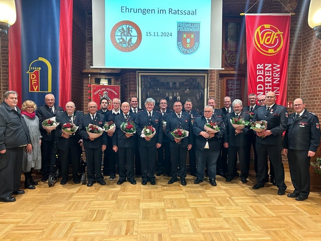 Im Ratssaal Kalkar ehrte die Feuerwehr 2024 langjährige Mitglieder für ihr Engagement. Bürgermeisterin lobt wertvolle ehrenamtliche Arbeit.
