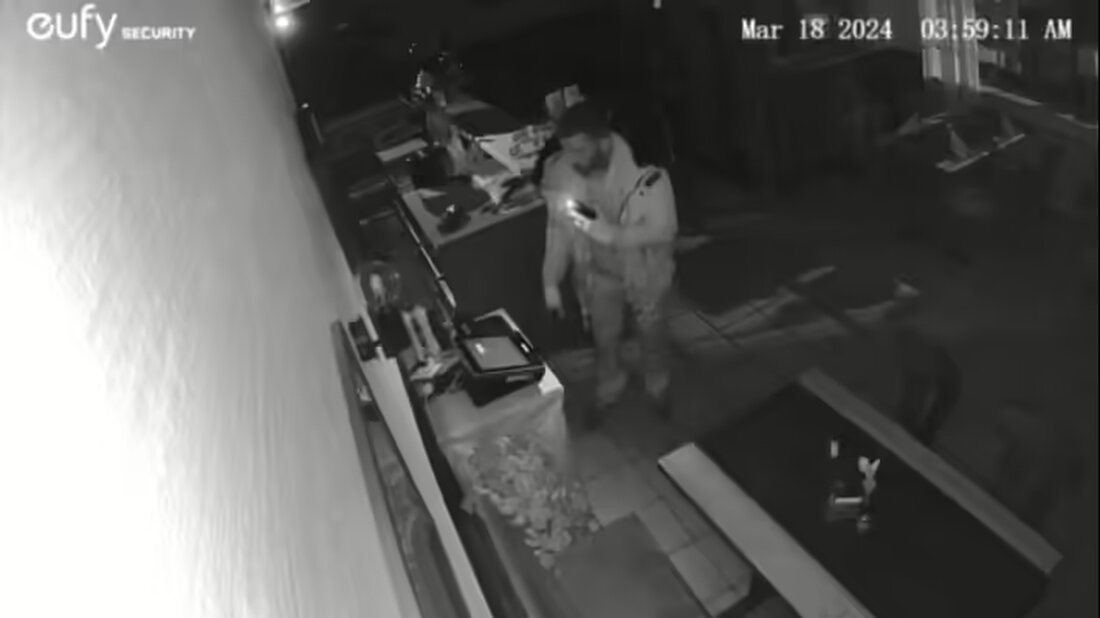 Die Polizei bittet um Hinweise zu einem Einbruch in eine Gaststätte in Schwarzenholz, bei dem Bargeld entwendet wurde.