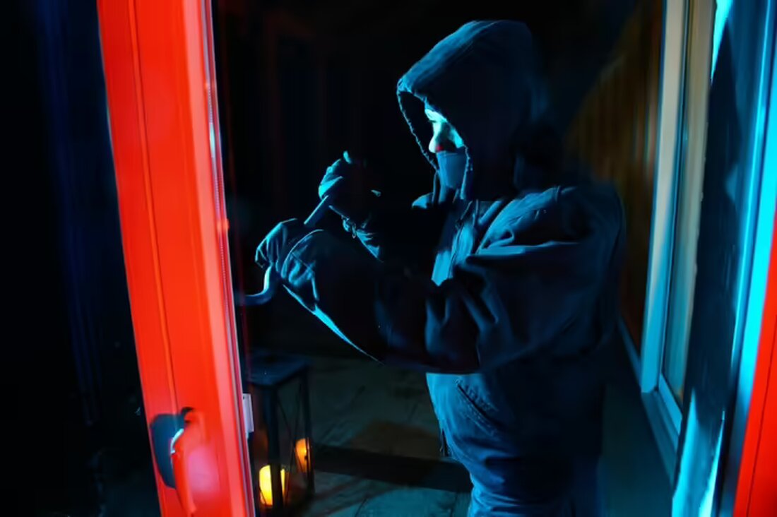 Die Polizei Mettmann berichtet über mehrere Einbrüche in Heiligenhaus und Langenfeld. Hinweise werden erbeten.