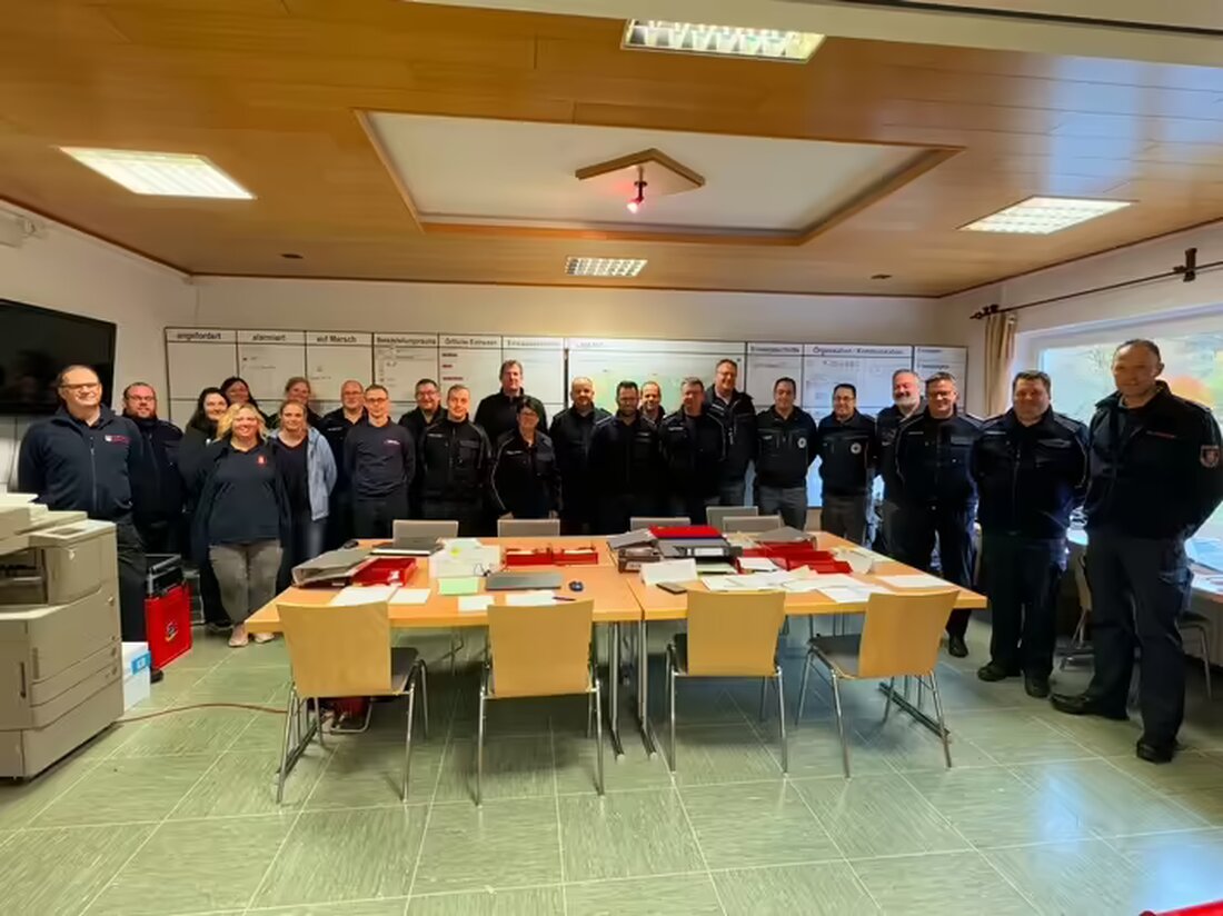 Einsatzleitung der Feuerwehr Wenden übt beim Waldbrand-Szenario in Friesenhagen. Koordination und Verpflegung im Fokus.