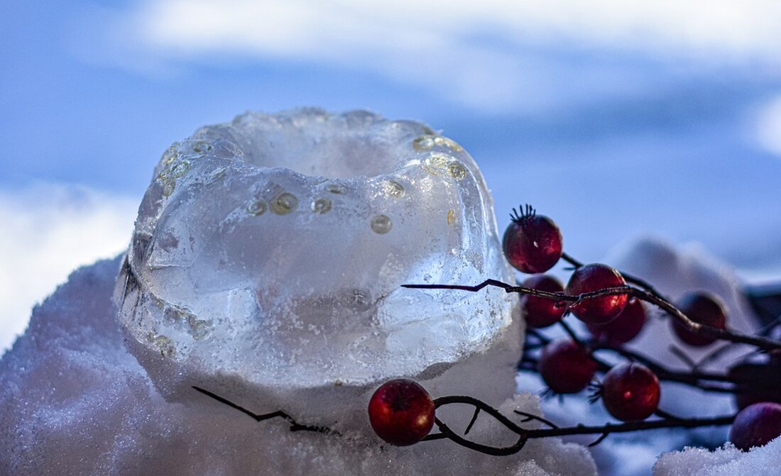 Im Grazer Landhaushof stehen die kunstvoll geschnitzten Figuren für die Eiskrippe bereit. Künstlerische Vorbereitungen, soziale Aktionen und ein festlicher Transport erwarten Besucher am Samstag.