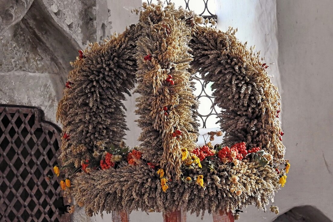 Beim Stadt & Land Ball in Ried wurde die Landjugend Mehrnbach-Neuhofen für die schönste Erntekrone ausgezeichnet. Bezirksobmann Schneiderbauer und Bezirksbäuerin Rendl freuten sich über den großen Besuch.