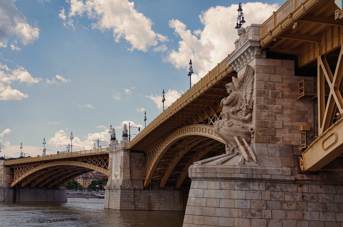 Während der Sanierung der Donaubrücke Mautern wird eine Ersatzbrücke gebaut, um die Verkehrsanbindung zu sichern. Bürgerproteste zwangen zur Umkehr. Jetzt gibt es Hoffnung für die Region.