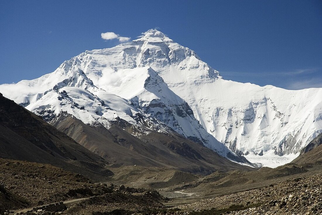 Junko Tabei überlebte eine Lawine und wurde die erste Frau, die den Everest erklomm. Ihr bemerkenswerter Erfolg gerät jedoch oft in Vergessenheit. Entdecken Sie ihre inspirierende Geschichte und ihren Kampf gegen Sexismus im Bergsteigen.