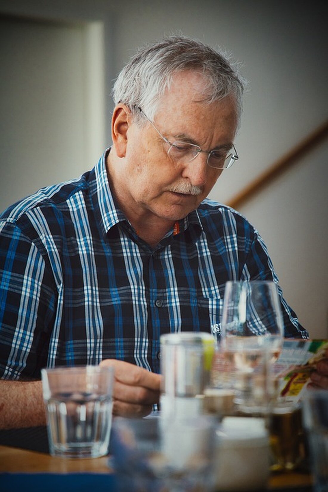 Erfahren Sie mehr über das monatliche Erzählkaffee in Alberndorf, wo Senior:innen die Vergangenheit mit der Gegenwart verbinden. Sozialreferentin Hermine Leidinger begrüßt Michael Stumpner.