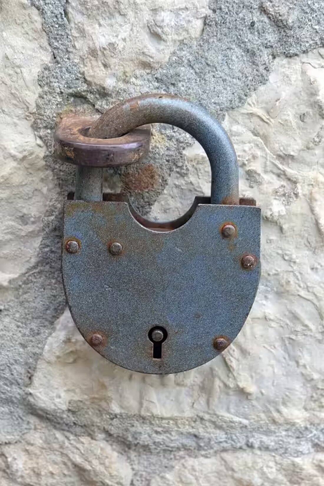 Der Europapark in Rust verkündet ein Gewinnspiel für Halloween und Winter! Doch Vorsicht: Betrüger nutzen Fake-Accounts. Erfahrt, wie ihr euch schützen könnt!